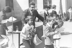 1976-1977 оқу жылының 25 мамыры Соңғы қоңырау, мектеп директоры Коган Ефим Льеонтьевич